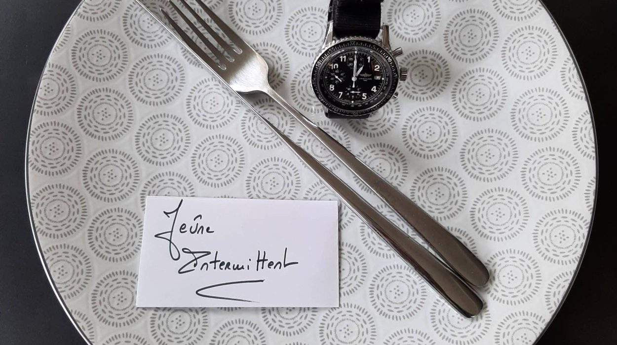 une assiette, un couteau, une fourchette, une montre