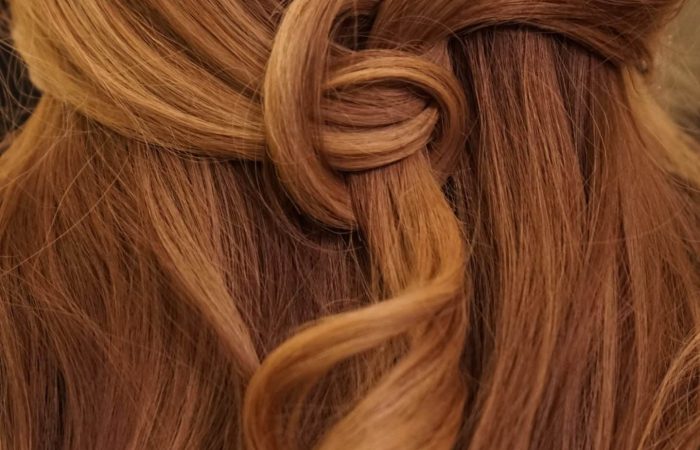 cheveux roux avec un texte indiquant 5 conseils pour limiter la chute des cheveux